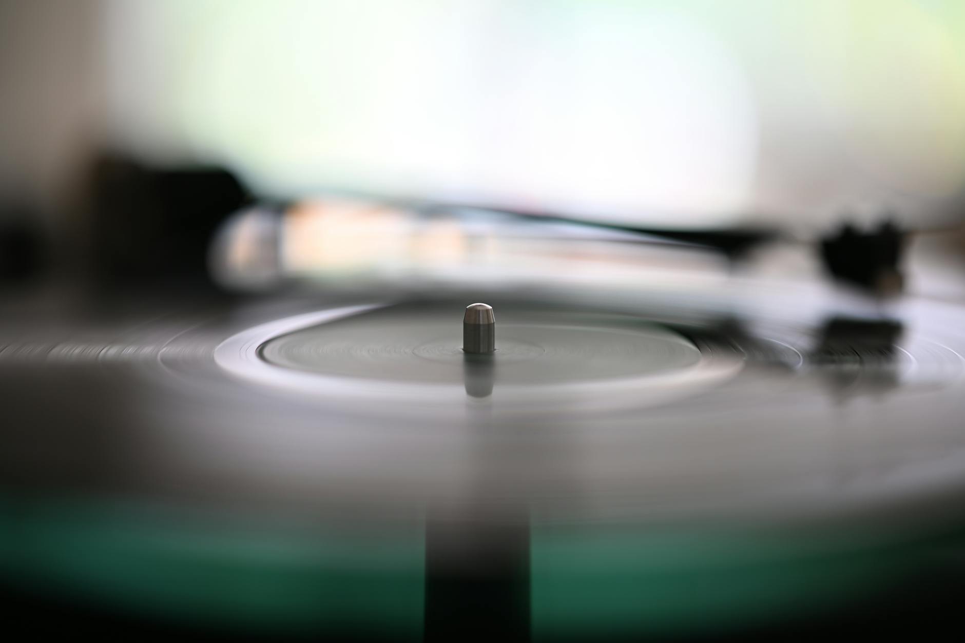 Personne écoutant de la musique avec un setup vinyle